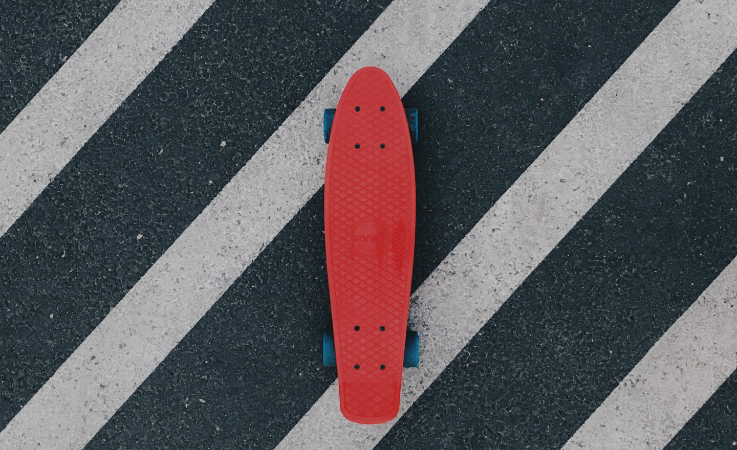 skateboard sur un sol goudronné